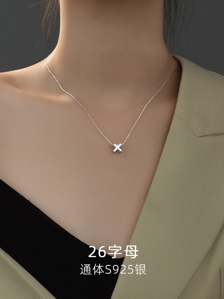 シルバーアクセサリー 洗練ミニマルアルファベットネックレス