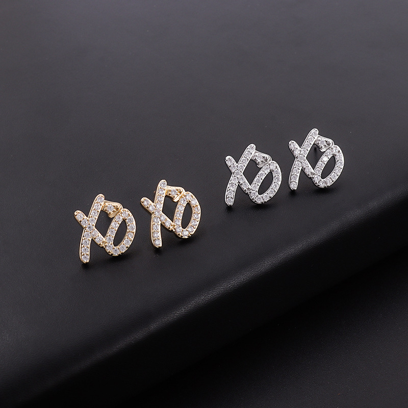 シルバーアクセサリー キラめき キス アンド ハグ ピアス
