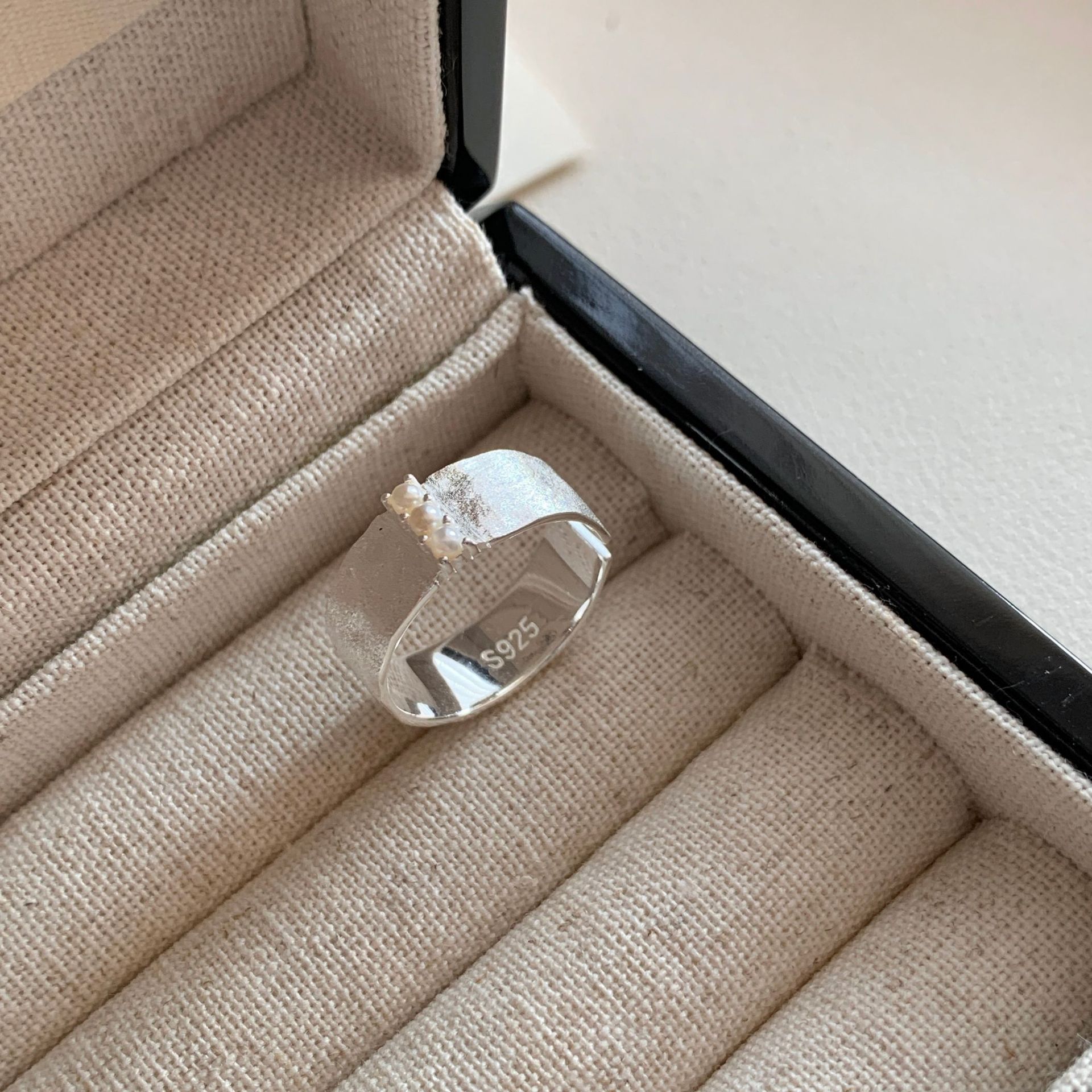 シルバーアクセサリー 艶やかな平打ちリング