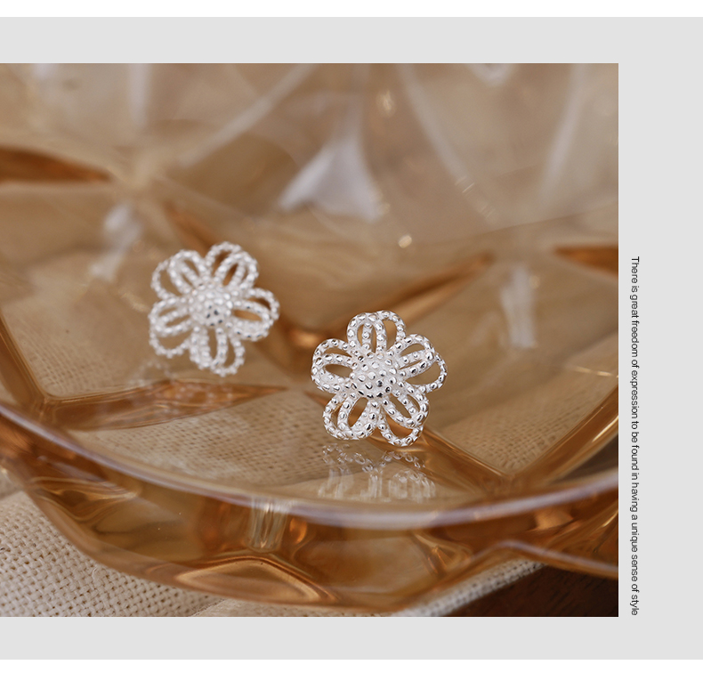 シルバーアクセサリー 透かし彫り花びらイヤリング