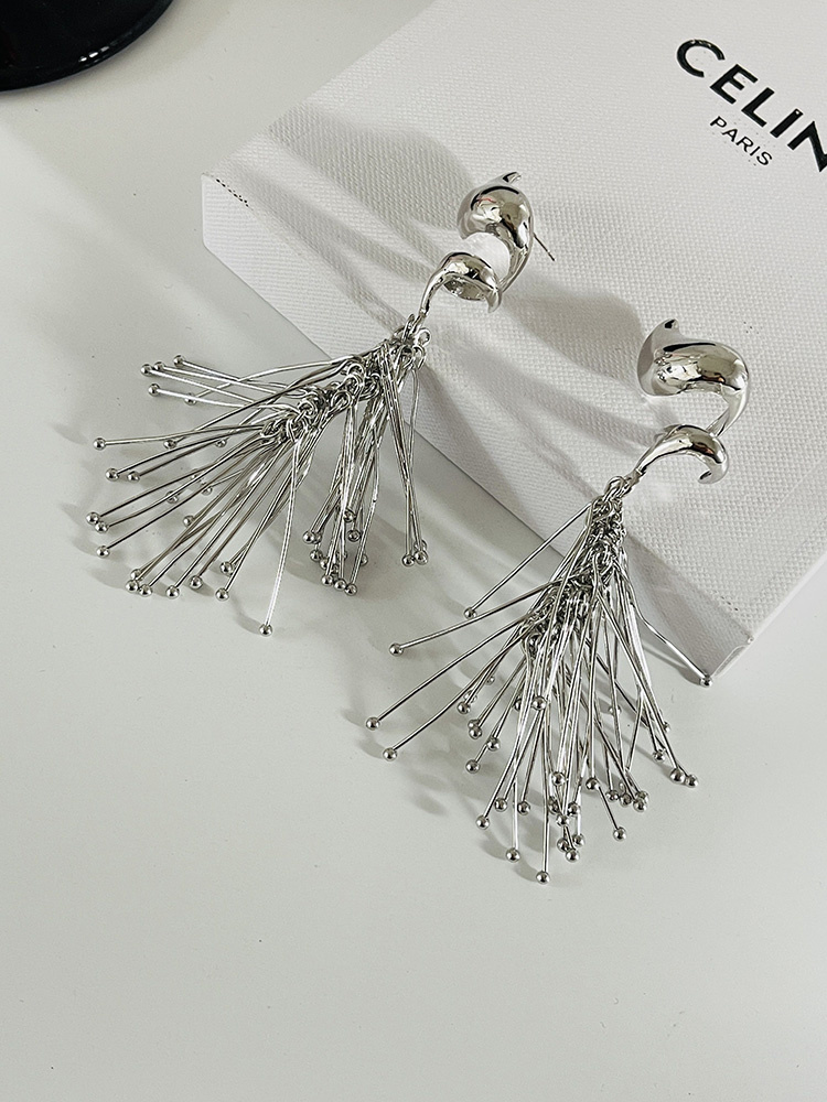 シルバーアクセサリー 螺旋流線タッセル ピアス シルバー 個性派デザイン