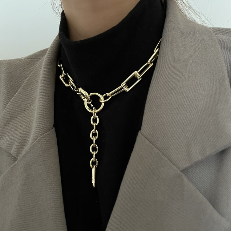 シルバーアクセサリー 洗練されたチェーンネックレス 個性的な輪デザイン