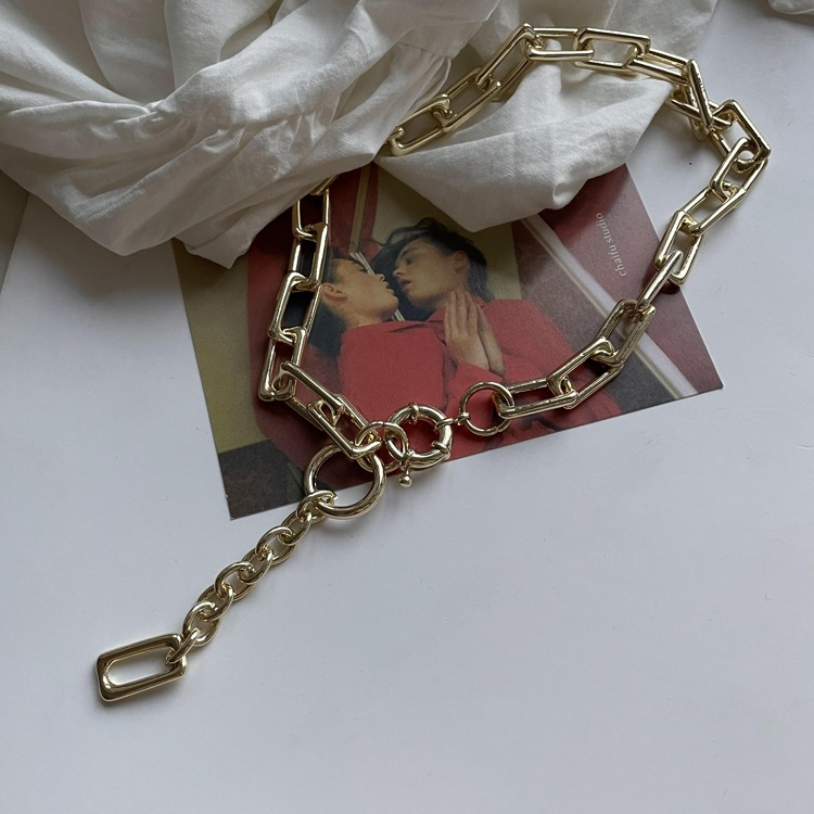 シルバーアクセサリー 洗練されたチェーンネックレス 個性的な輪デザイン