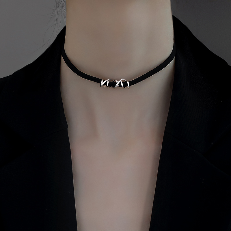 シルバーアクセサリー 交差模様のレザーチョーカー