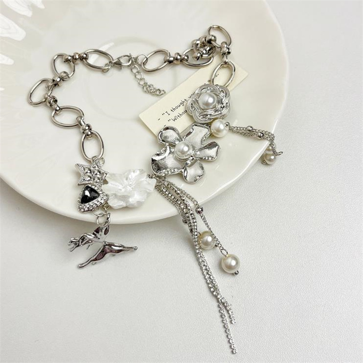 シルバーアクセサリー 薔薇と真珠フリンジの個性派シルバーチョーカー