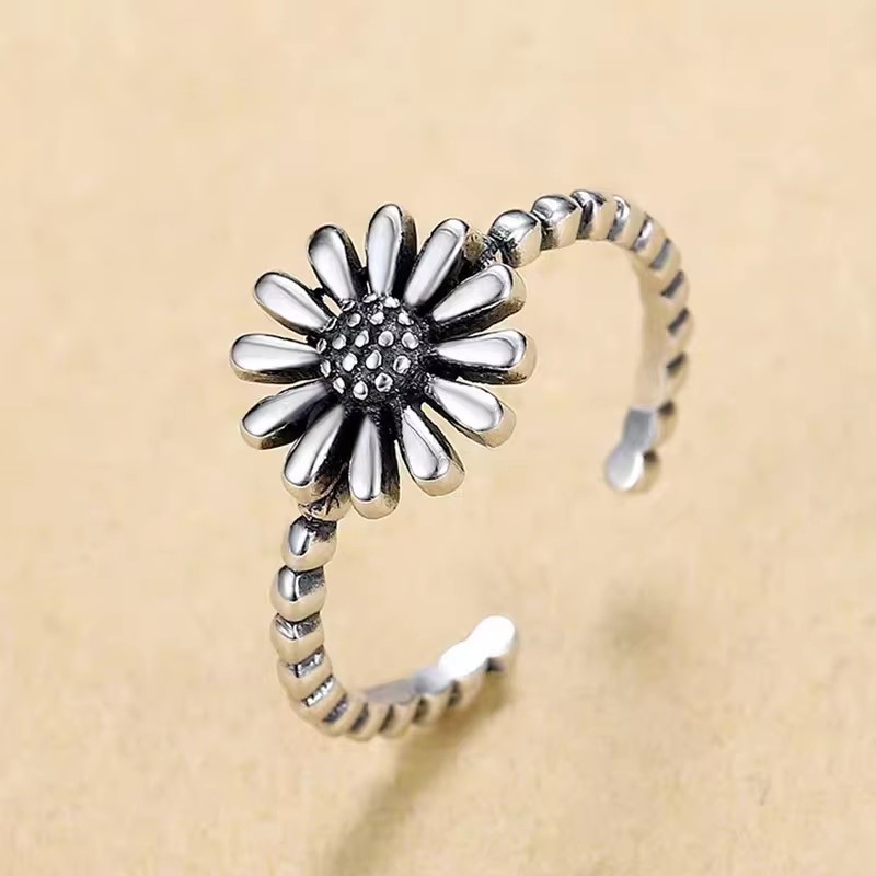 シルバーアクセサリー 小花モチーフのアンティーク調フリーサイズリング