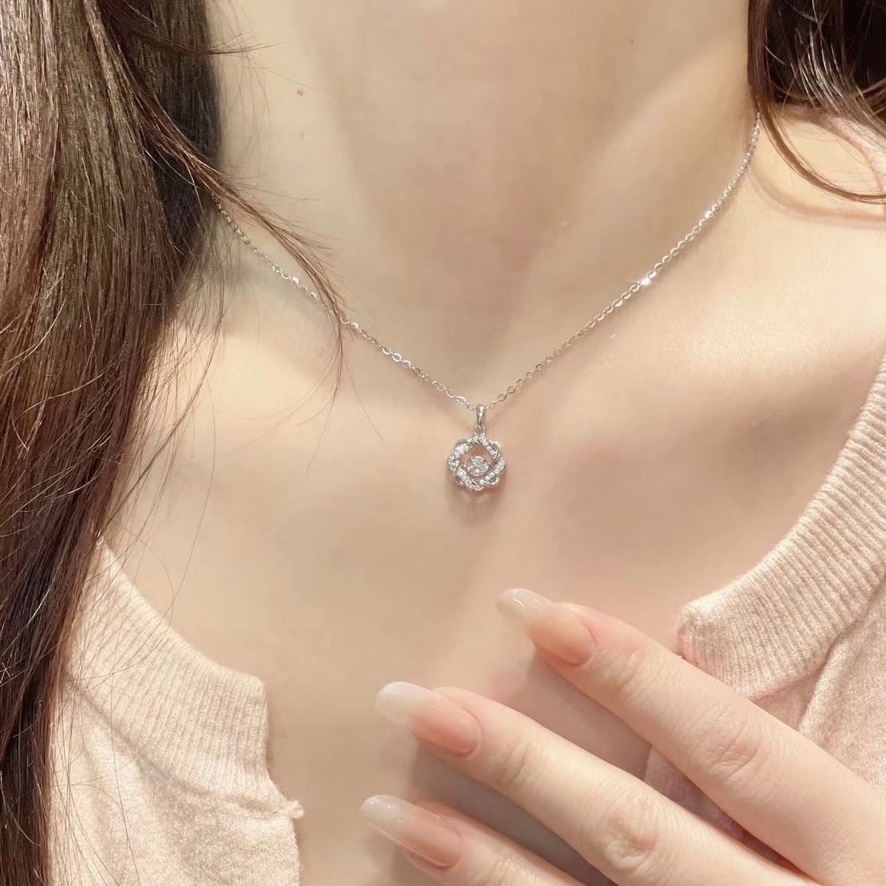 シルバーアクセサリー 花結びジルコニア輝き細工ペンダントネックレス