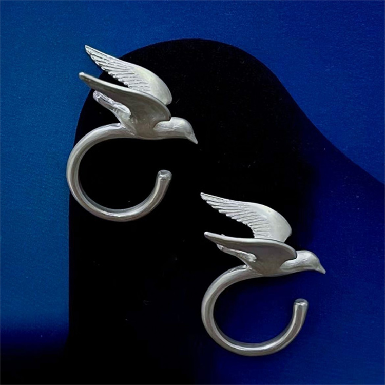 シルバーアクセサリー 飛鳥燕モチーフ調節可能な銀色指輪