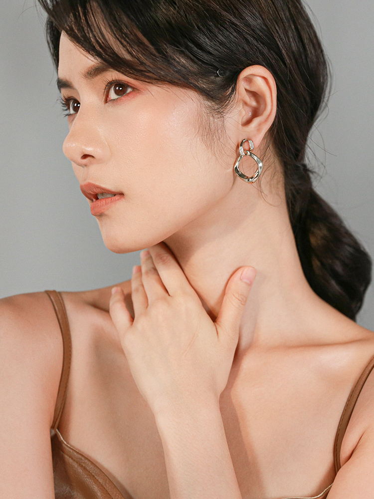 シルバーアクセサリー 洗練形状 ねじれ輪ピアス