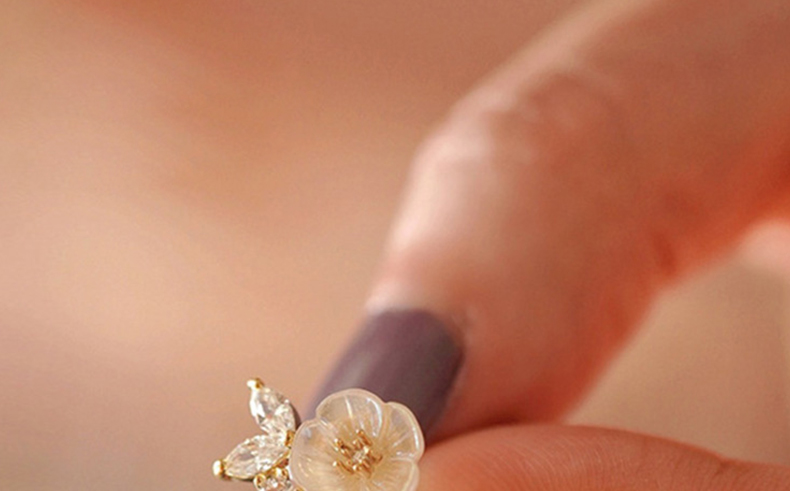 シルバーアクセサリー 花の煌めき 雫揺れるイヤリング