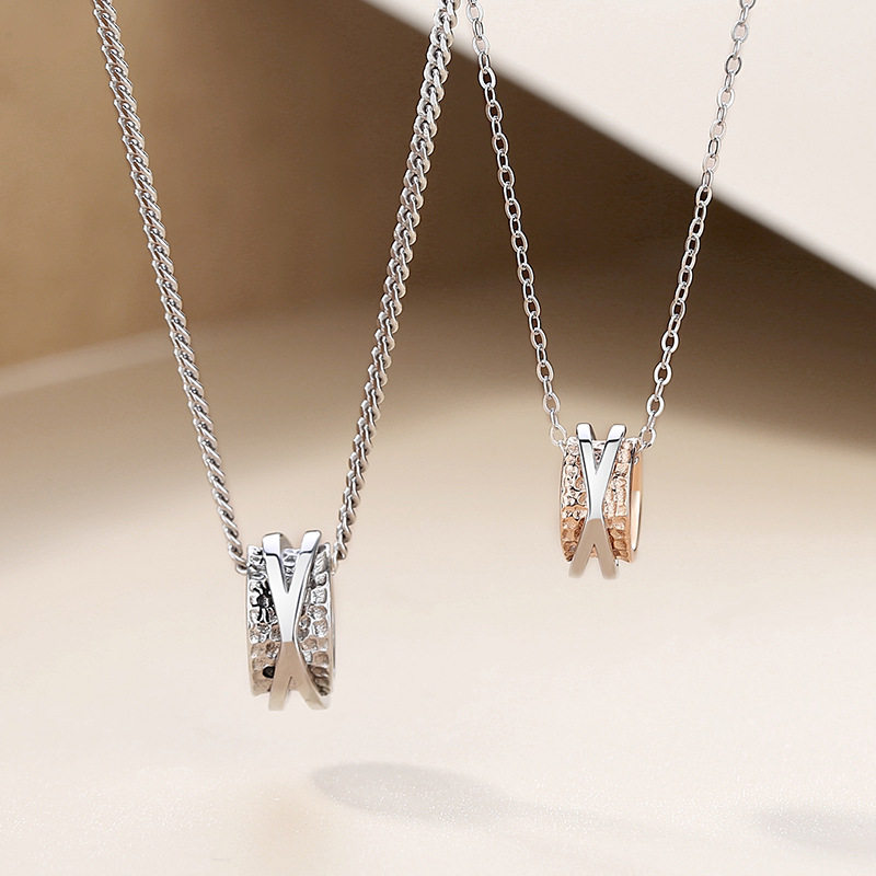 シルバーアクセサリー 交差リングモチーフ輝き煌めくネックレス