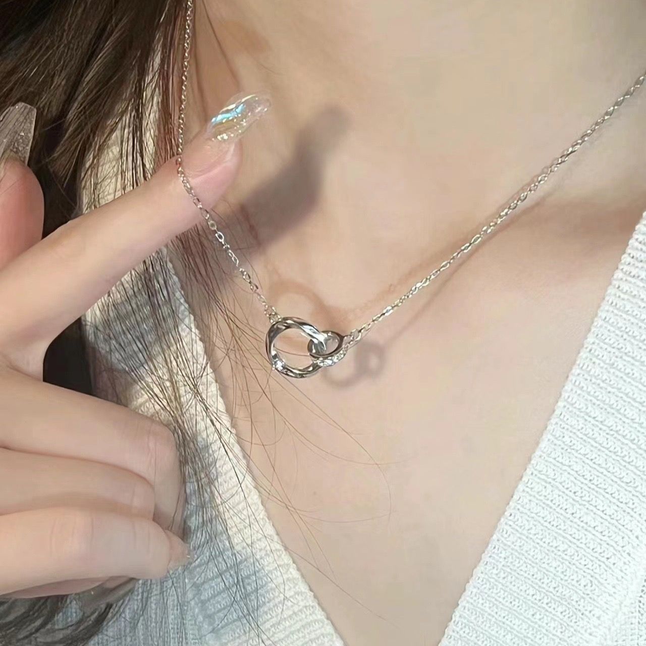 シルバーアクセサリー 二重リング輝き石付きネックレス
