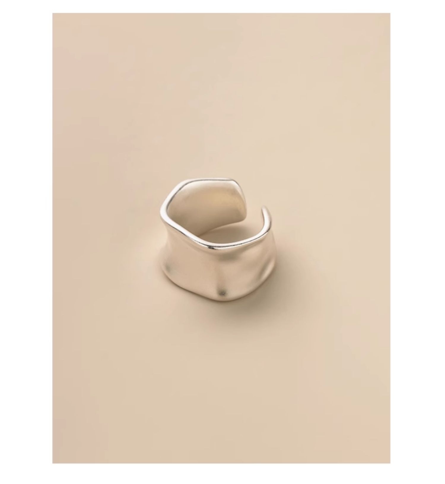 シルバーアクセサリー 波打つ曲線のフォルムリング