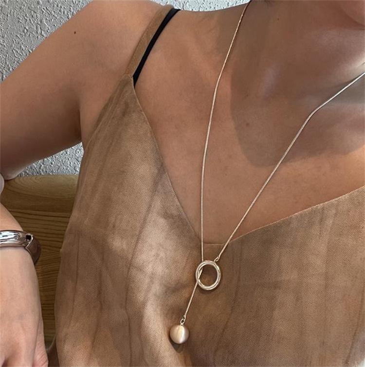 シルバーアクセサリー シルバー円形チャーム付きロングネックレス