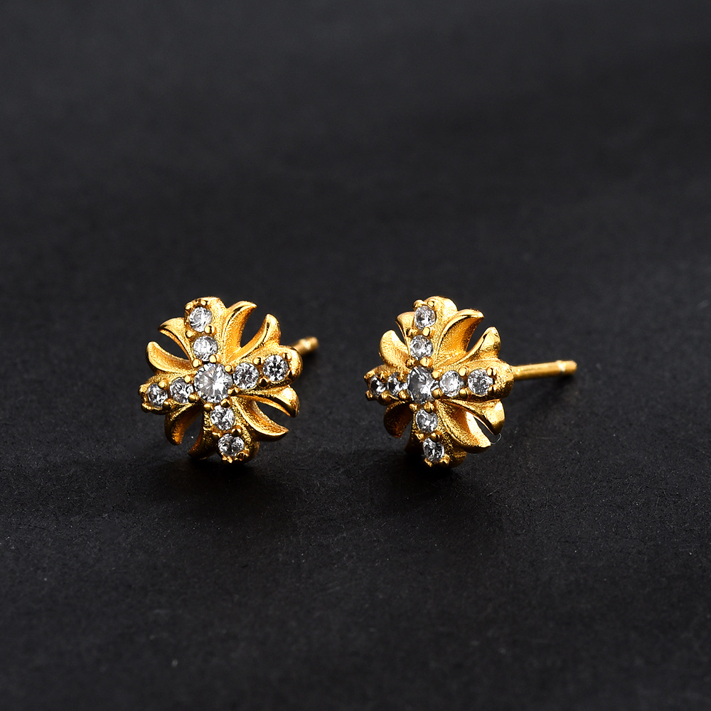 シルバーアクセサリー 華やかな結晶十字ピアス