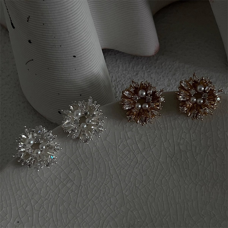 シルバーアクセサリー 真珠と水晶の花型ピアス 洗練された上品な耳飾り