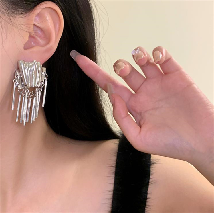 シルバーアクセサリー 気高いフリルピアス シルバー タッセル 耳飾り