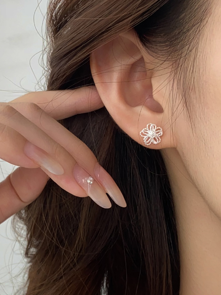 シルバーアクセサリー 透かし彫り花びらイヤリング