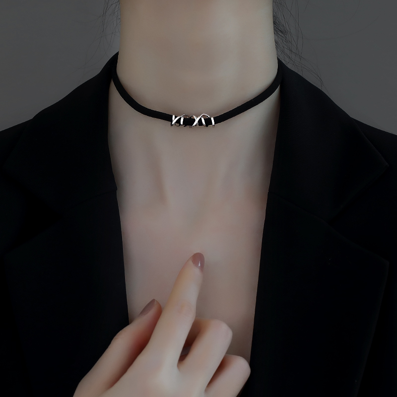 シルバーアクセサリー 交差模様のレザーチョーカー