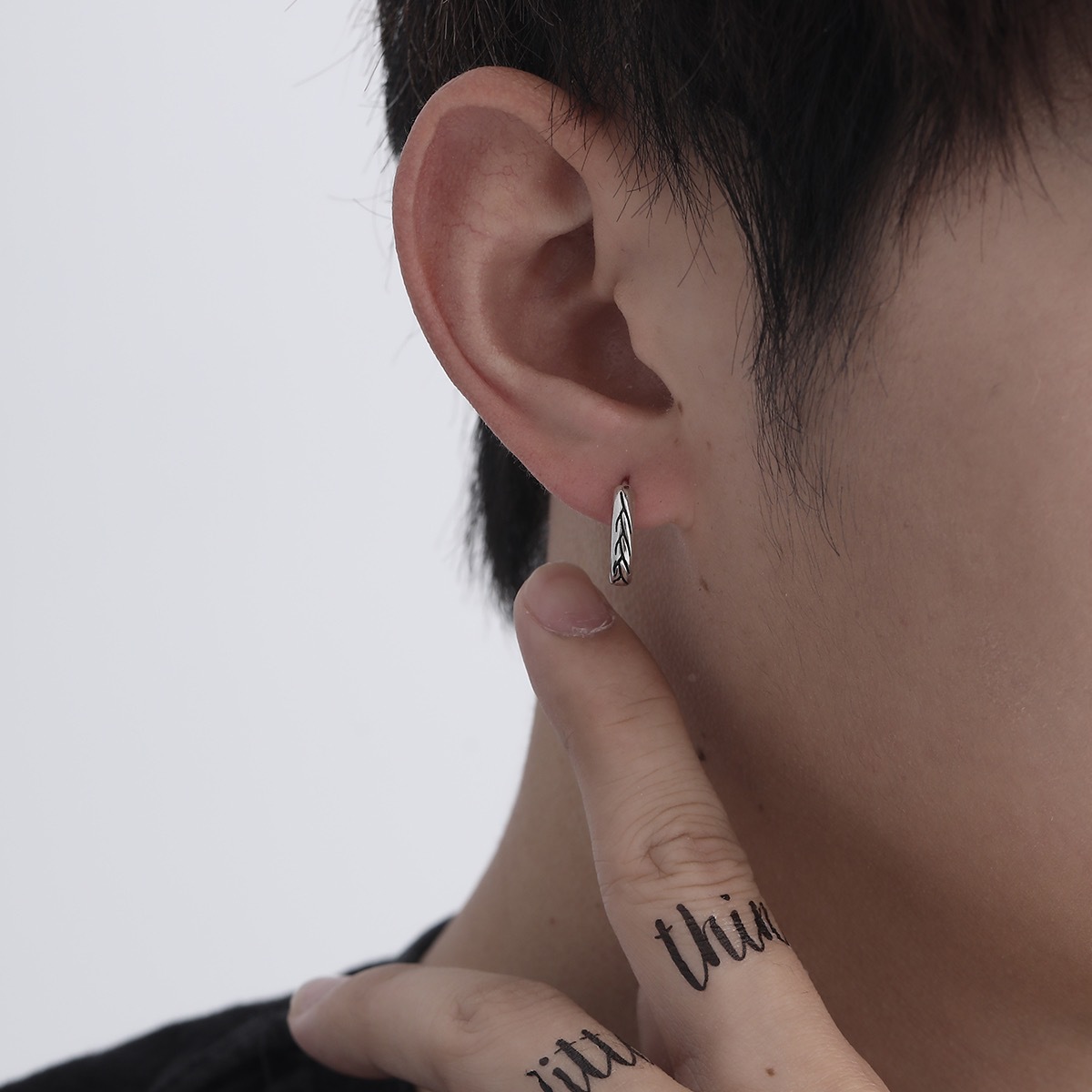 シルバーアクセサリー 重なる葉影のフープピアス