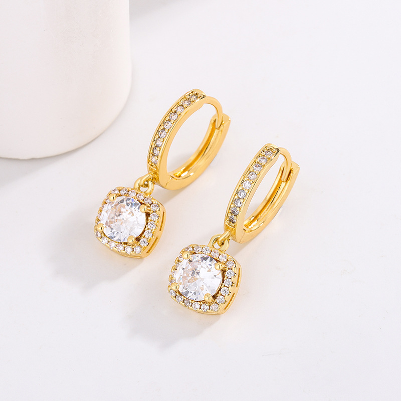 シルバーアクセサリー 煌めく宝石のフープ揺れピアス