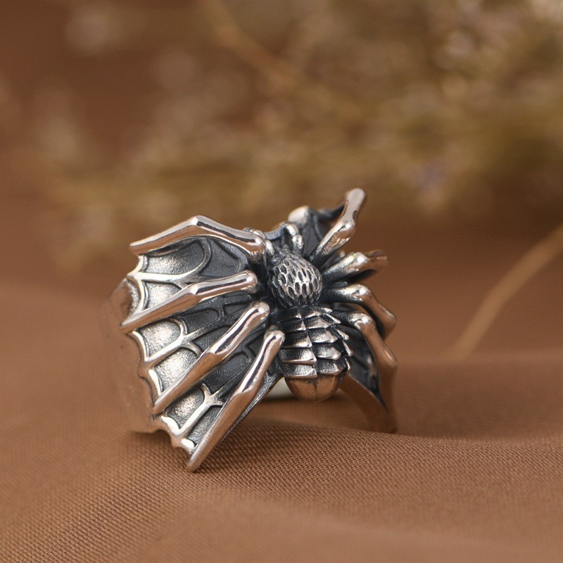 シルバーアクセサリー 蜘蛛の巣をモチーフにした指輪