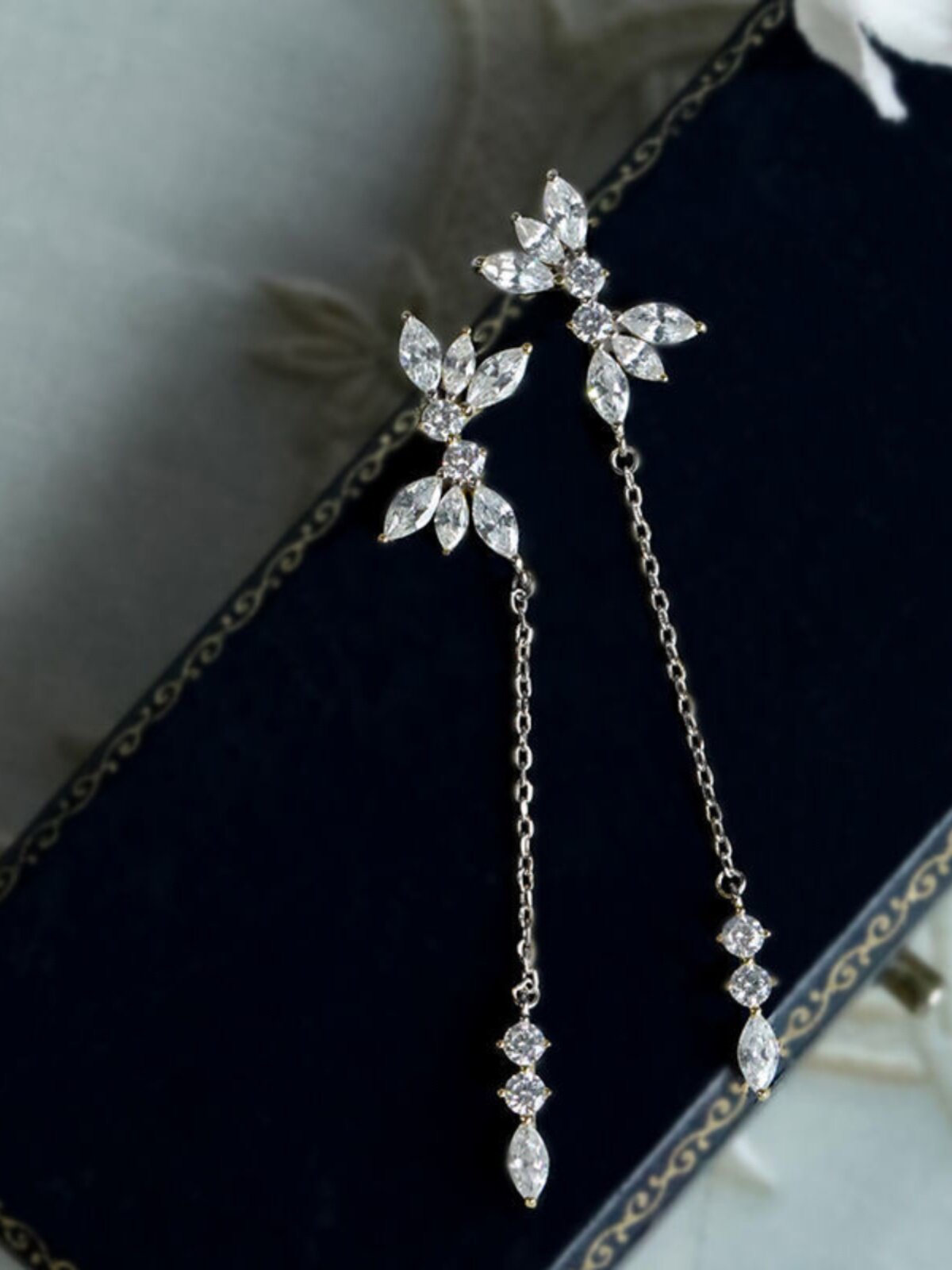 シルバーアクセサリー 花びら煌めきロングチェーンイヤリング