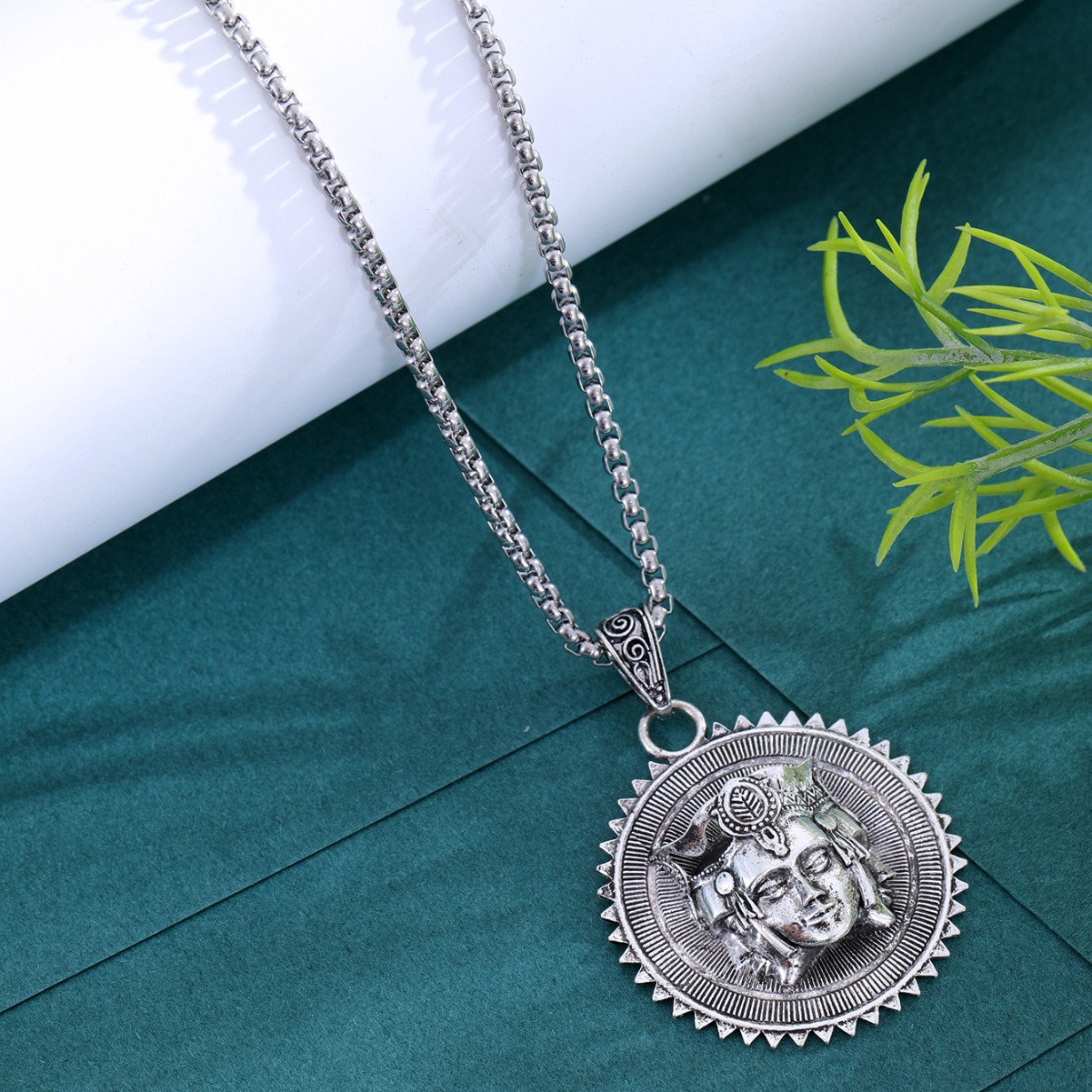 シルバーアクセサリー 神秘の円盤 仏面彫刻ネックレス