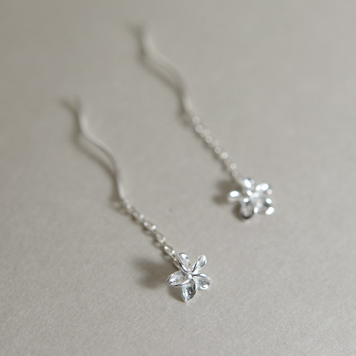 シルバーアクセサリー 花モチーフねじりチェーンピアス