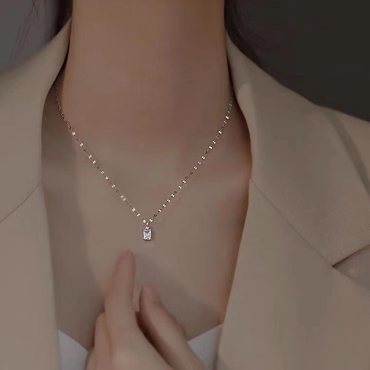 シルバーアクセサリー 四角宝石の一粒ネックレス