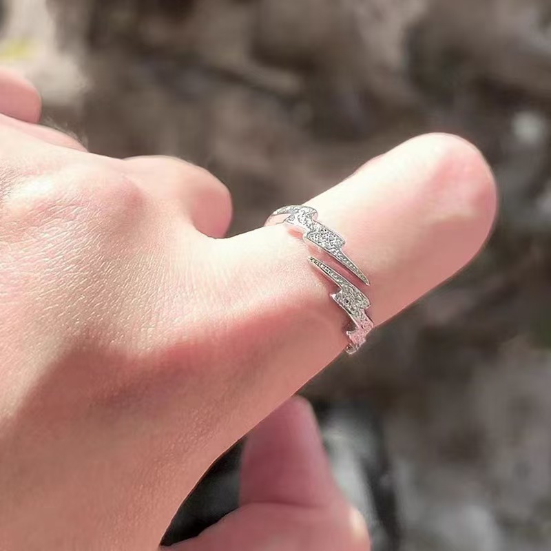シルバーアクセサリー 稲妻デザインクリスタルリング