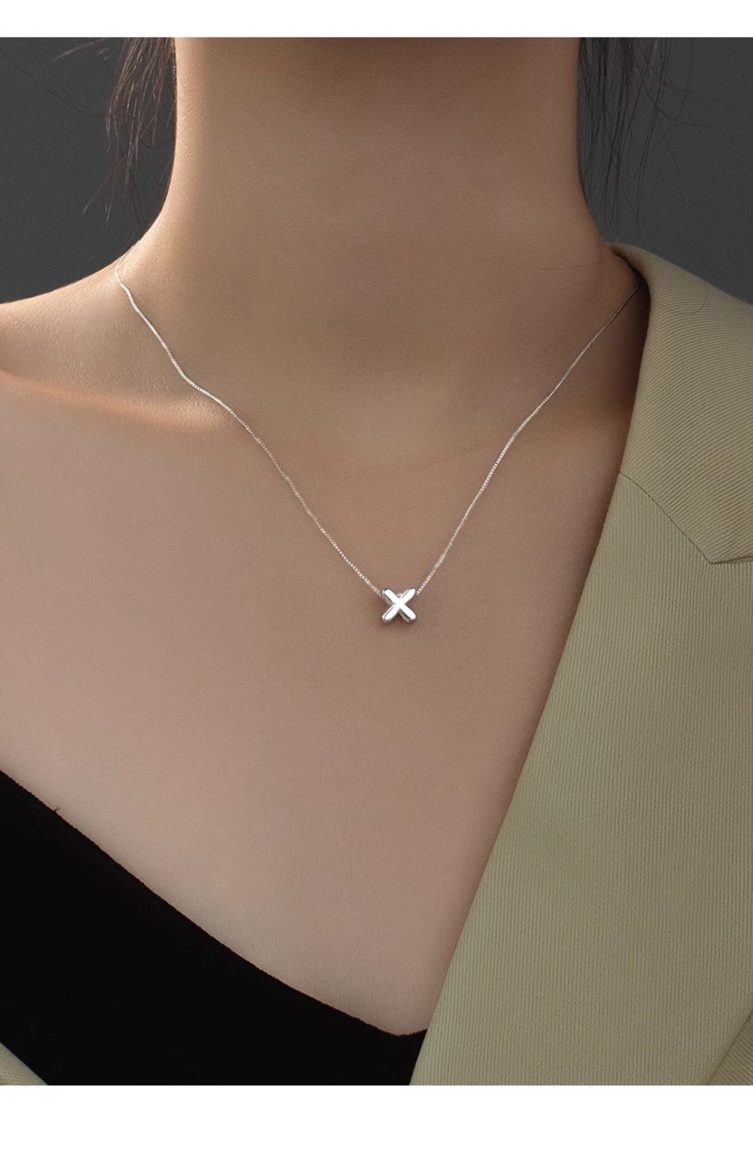 シルバーアクセサリー 洗練ミニマルアルファベットネックレス
