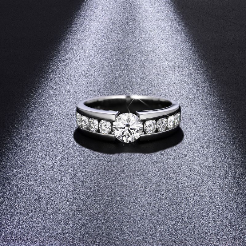 シルバーアクセサリー 煌めきダイヤモンドの婚約指輪