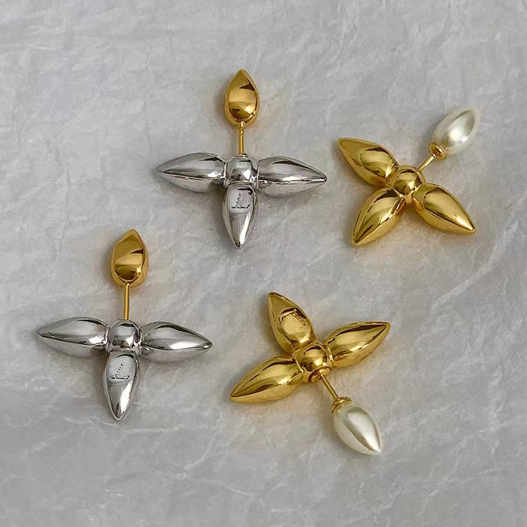 シルバーアクセサリー 四枚花びら プチフラワー ピアス