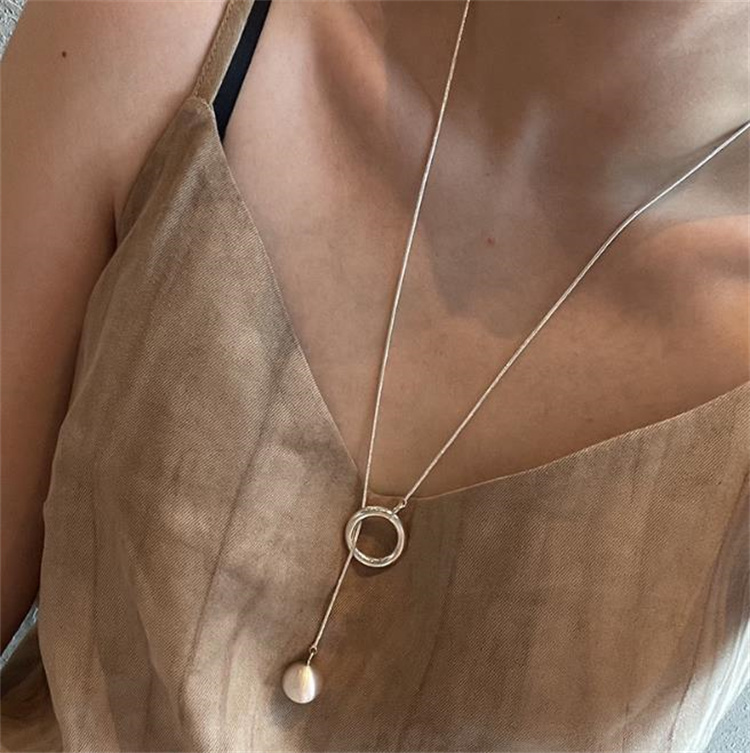 シルバーアクセサリー シルバー円形チャーム付きロングネックレス