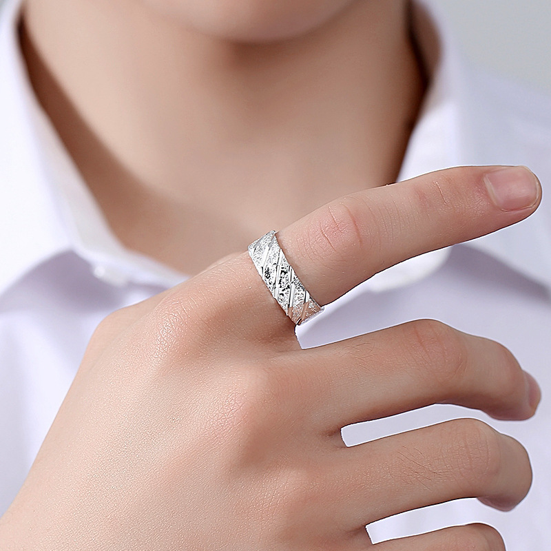 シルバーアクセサリー 幾何学模様が刻まれた斜めカットリング