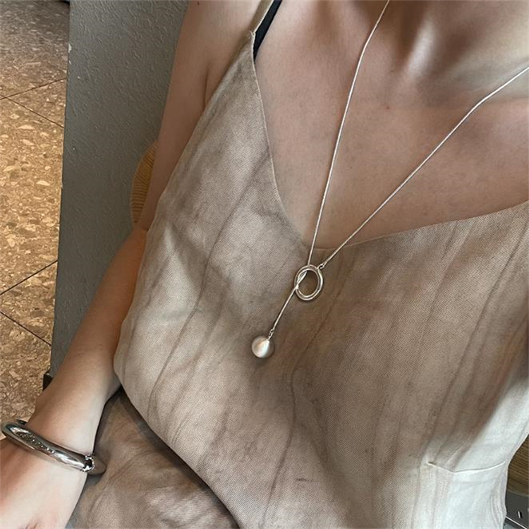 シルバーアクセサリー シルバー円形チャーム付きロングネックレス