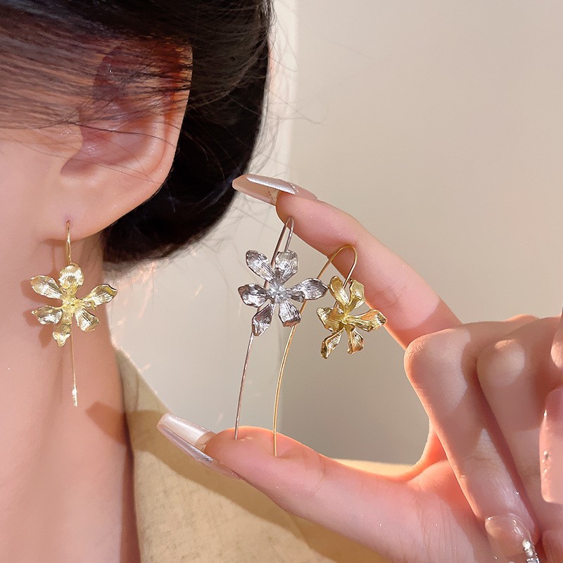 シルバーアクセサリー 結晶花びらのロングピアス