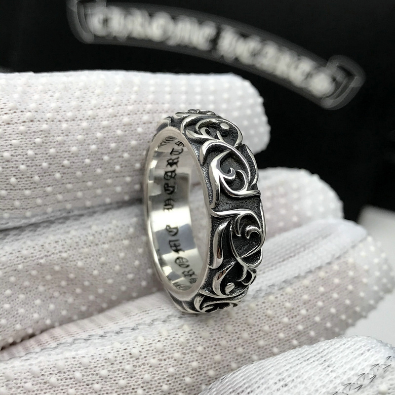 シルバーアクセサリー 優雅な唐草模様の彫り込みリング