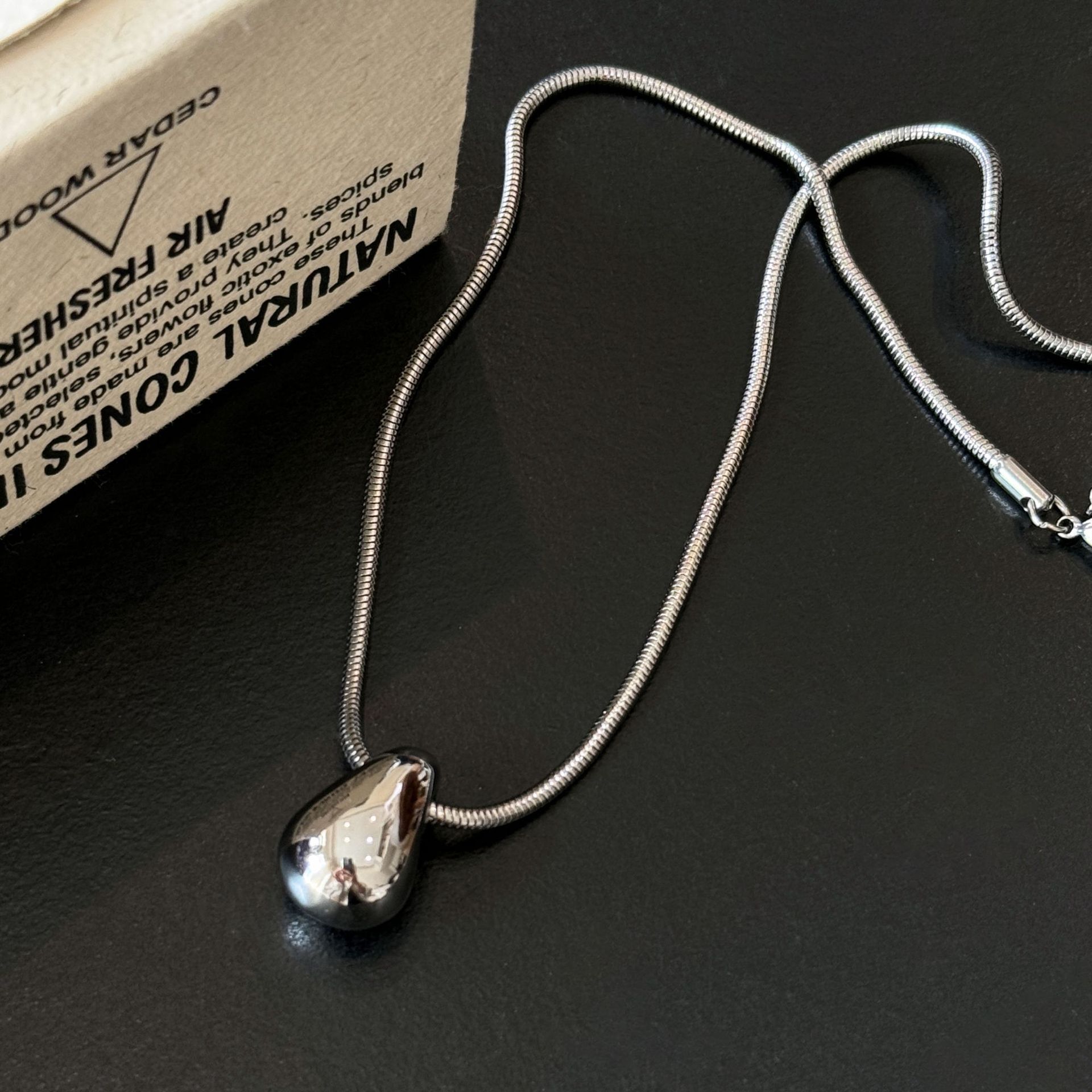 シルバーアクセサリー しずく型ペンダント ネックレス