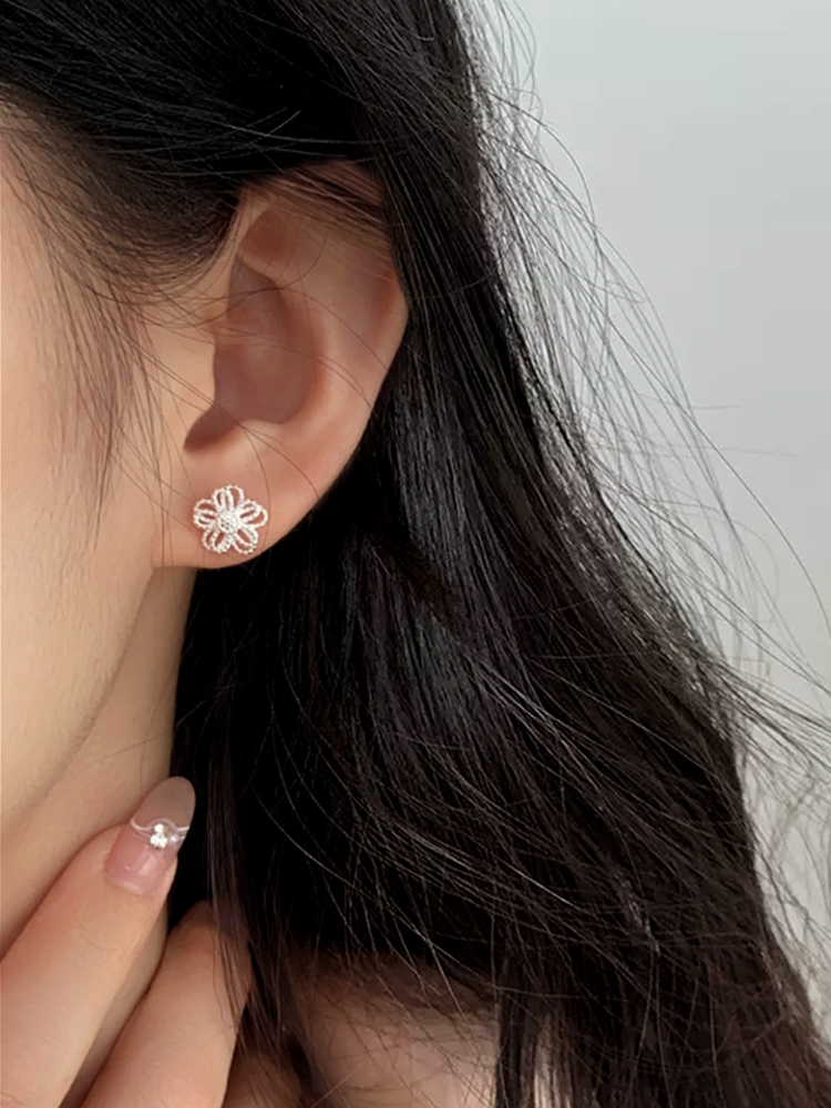 シルバーアクセサリー 透かし彫り花びらイヤリング