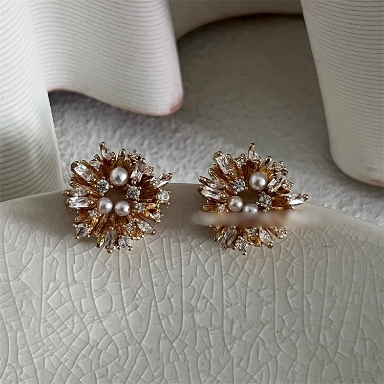 シルバーアクセサリー 真珠と水晶の花型ピアス 洗練された上品な耳飾り