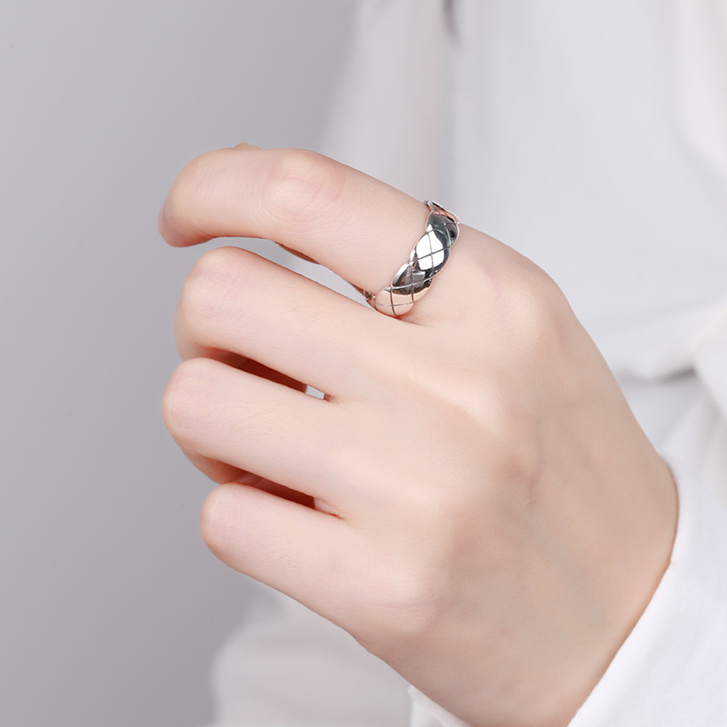 シルバーアクセサリー 菱格子模様のエレガントリング
