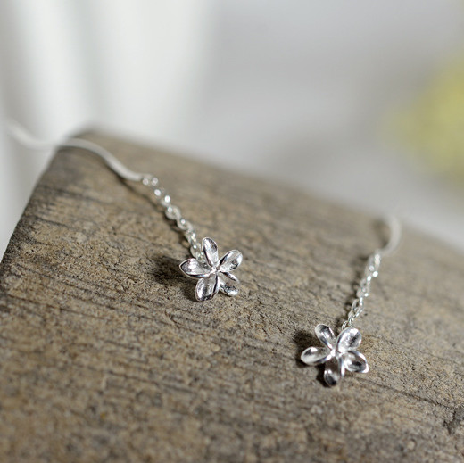 シルバーアクセサリー 花モチーフねじりチェーンピアス