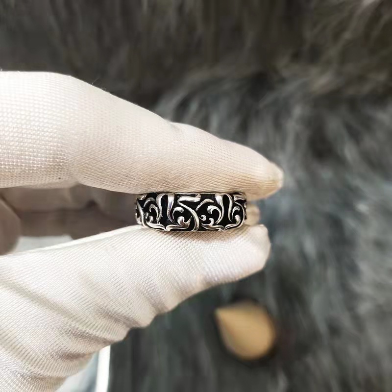 シルバーアクセサリー 優雅な唐草模様の彫り込みリング