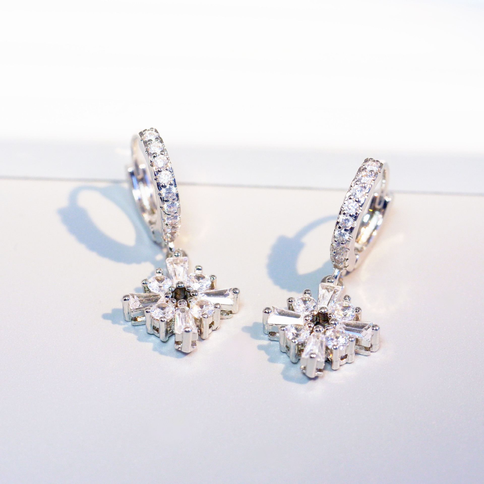 シルバーアクセサリー 雪の結晶きらめきピアス
