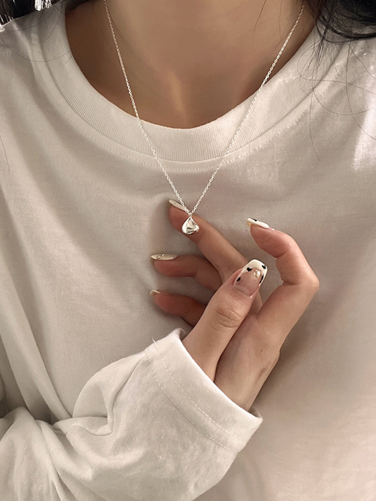 シルバーアクセサリー しずく型つや消しフォルムペンダントネックレス