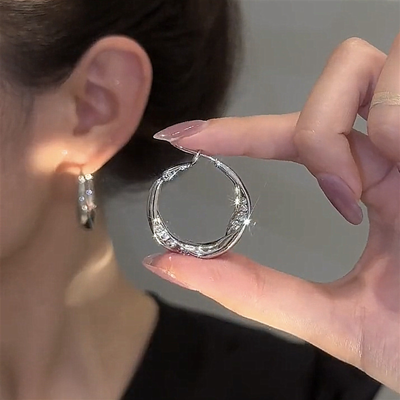 シルバーアクセサリー 煌めき波紋フープピアス
