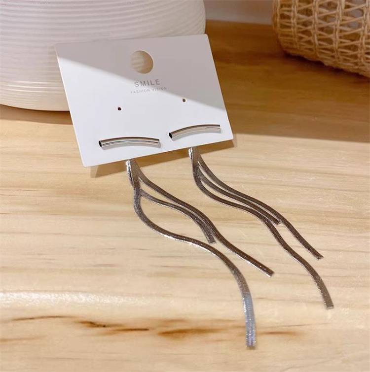 シルバーアクセサリー シンプルで上品な細身縦長フリンジピアス