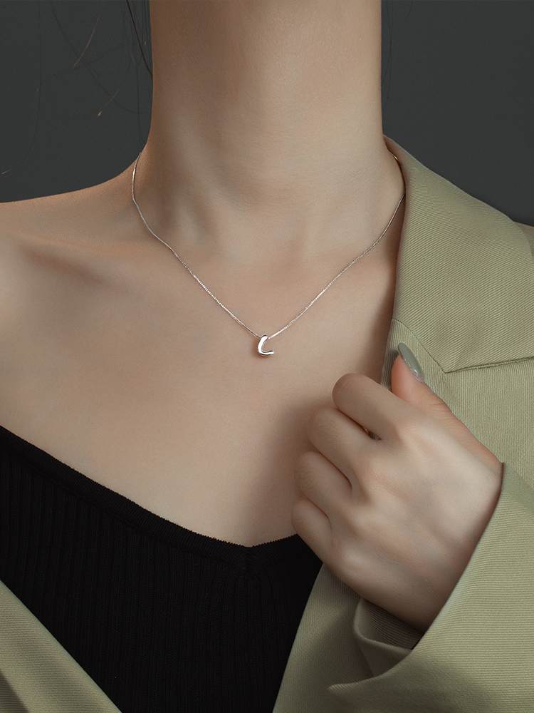 シルバーアクセサリー 洗練ミニマルアルファベットネックレス